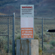 Un cartel en el perímetro de la base militar conocida como Area 51.